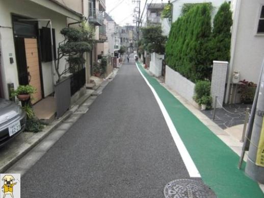 Local photos, including front road. Sengoku is located in a quiet residential area of ​​3-chome.