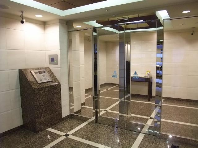 Entrance.  ◆ Since the auto lock has become a non-contact key of the IC chip built-, There is no minute normal insertion and removal of the key, such as the cylinder type, Is the peace of mind of a small possibility of a failure. (August 2013) Shooting