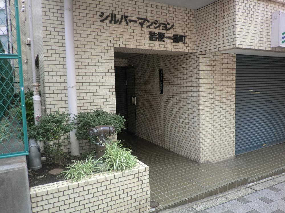 Entrance. Common areas