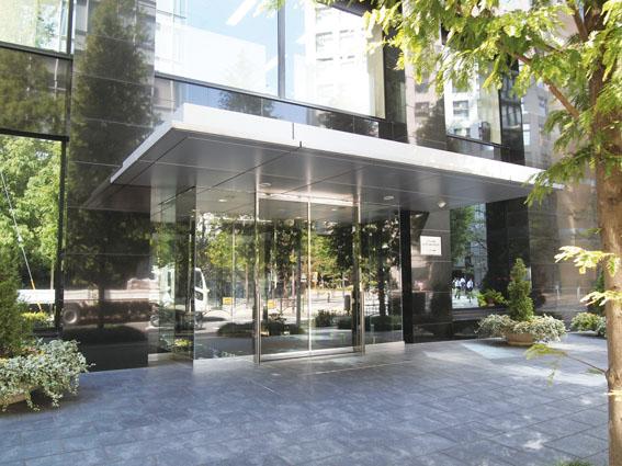 Entrance. 24-hour manned management