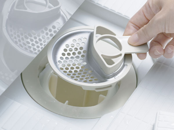 Bathing-wash room.  [Swish swish and clean the drain outlet] It collected the hair in the center of water flow, It will be quickly discarded. Slime adopting the hard fluorine-based special coating that sticks. Stainless steel hair catcher is also quickly washed off dirt so flat.