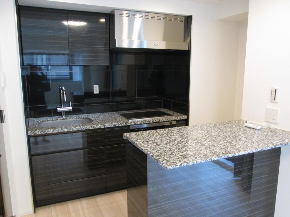 Kitchen. In addition to the two-neck of the IH heater, Rajientohita that can be cooked evenly in the far infrared thermal effect, It features a two-sided grill.