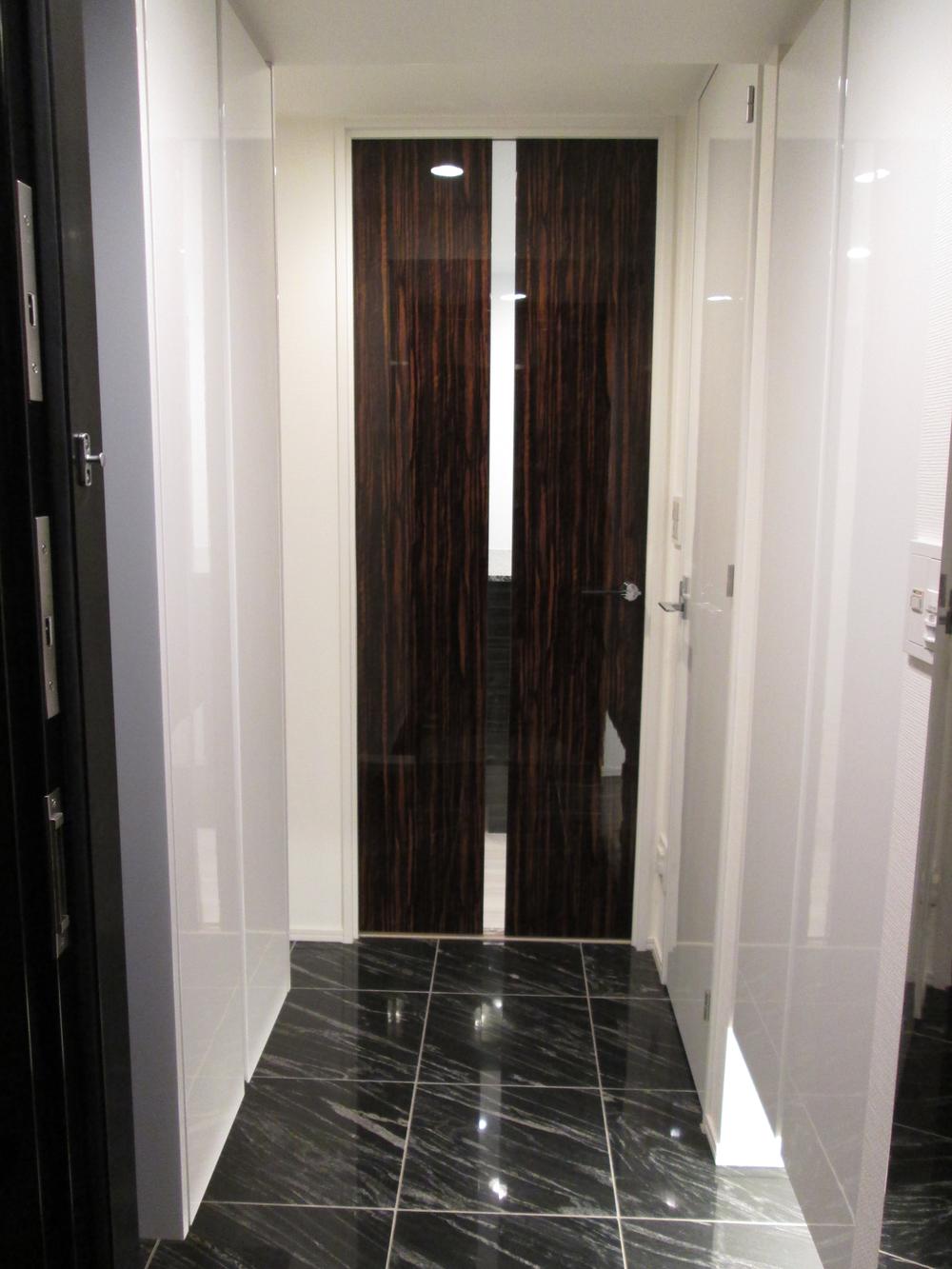 Other. Toward the entrance to the living room door. Door of both walls is housed. Such as shoes and sporting goods, This lot can be stored.