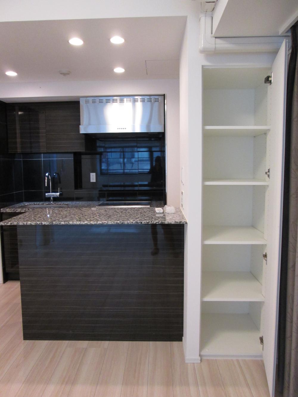 Receipt. Overlooking the kitchen counter from living side. Because there is a storage of built-in, Stock such as clean also.