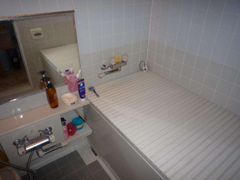 Bathroom. Indoor (12 May 2013) Shooting