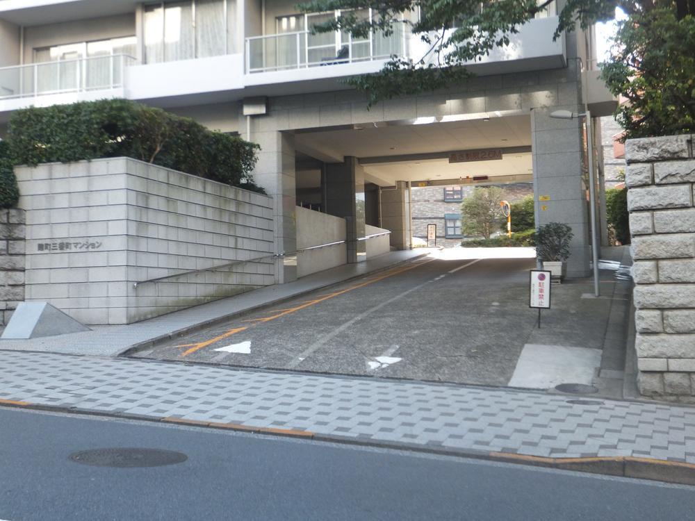 Entrance. Common areas