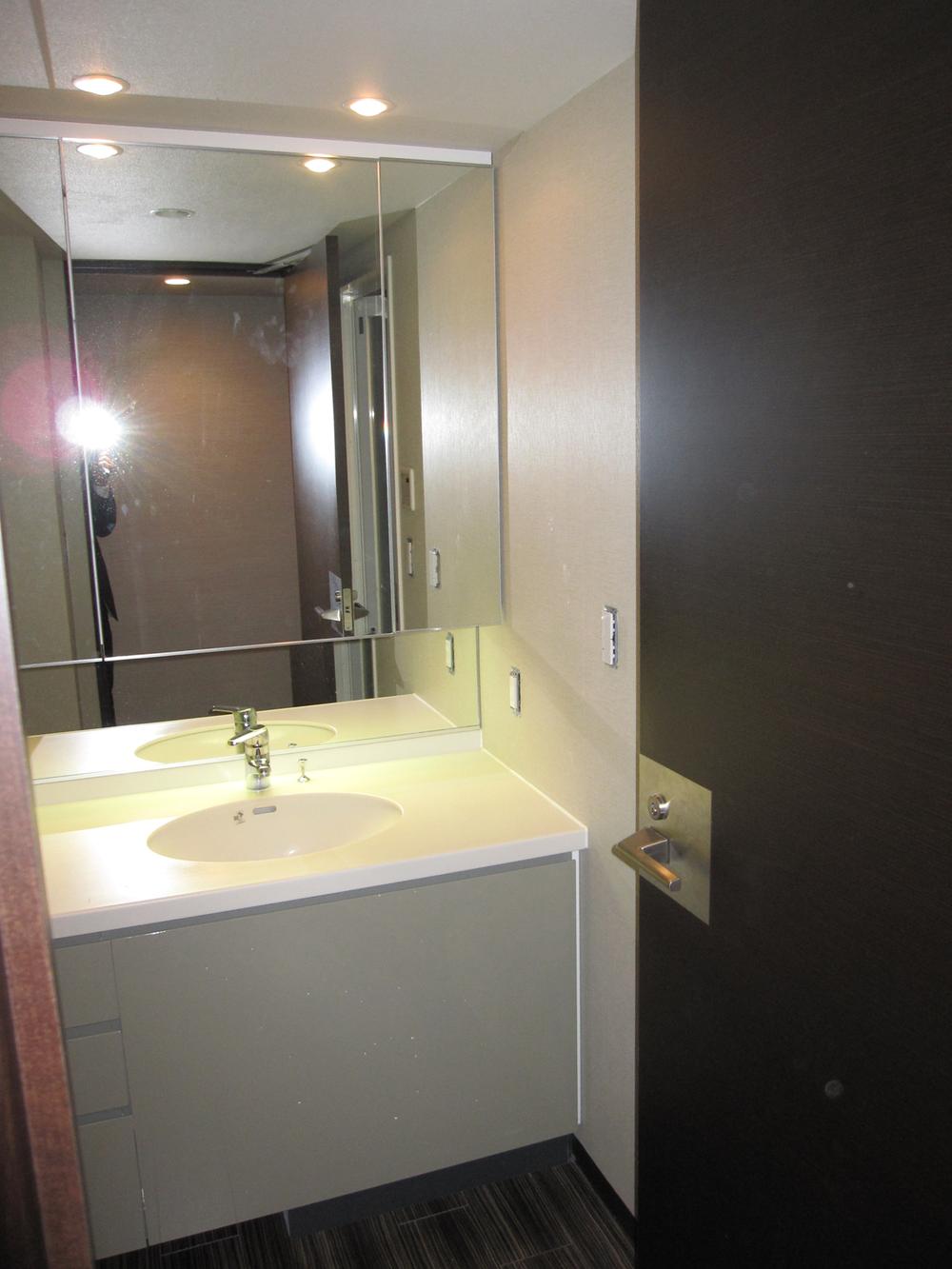 Wash basin, toilet. Indoor (11 May 2013) Shooting