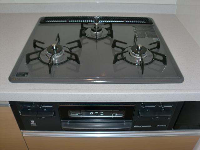 Kitchen. 3-burner stove