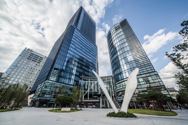  [Chiyoda Line to "Shin-Ochanomizu" station "a 1-minute walk"] Photo "Wa Terrace Mall" (about 320m)