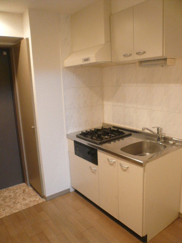Kitchen. 2 lot gas stoves, grill, There hanging cupboard