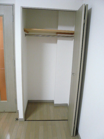 Receipt. Western-style about 7.8 Pledge closet