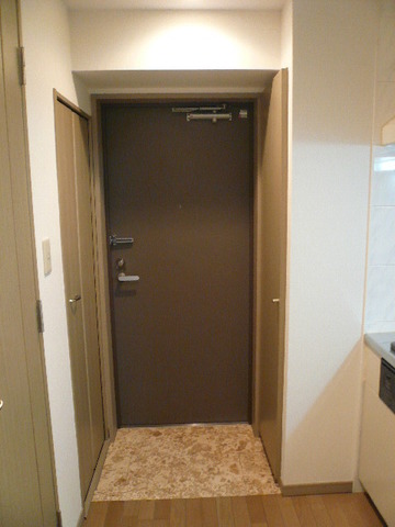 Entrance. Shoe box there