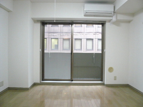 Living and room. 2013 June air conditioning replaced.