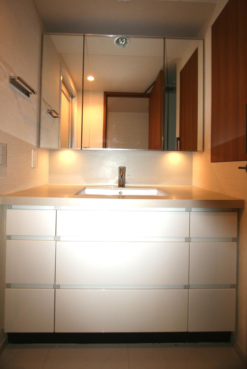 Wash basin, toilet. Washroom