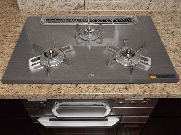 Kitchen.  [Glass top stove] Boil over and oil dirt, etc., Cleaning and daily care of after the dishes were also adopted a handy glass-top stove.