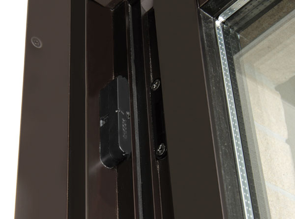 Security.  [Security magnet sensor] Entrance door of all dwelling units ・ Set up a crime prevention magnet sensor in the window (FIX windows except). Upon sensing a pry, An alarm sounds in a residential information panel, Control room ・ It will be automatically reported to the security company.