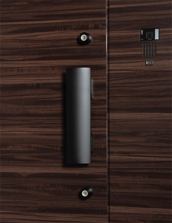 Other.  [Entrance door with excellent thermal insulation] To the entrance door of each dwelling unit is, Adopt a steel adiabatic flash door. this is, In door of the honeycomb structure as a core material, Well the thermal insulation properties, Fire-safety, Excellent fire resistance.