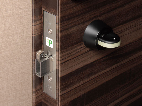 Security.  [Crime prevention thumb turn & sickle-type dead bolt] Adopted a crime prevention thumb to prevent the crime to unlock the door illegally use a wire or the like from the outside. It has adopted a sickle-type dead bolt to be effective against vandalism.