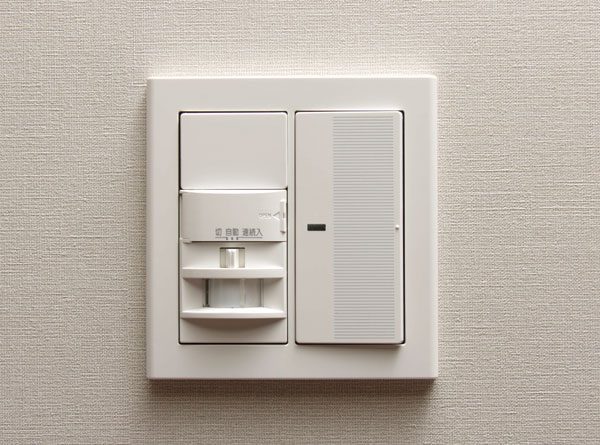 Other.  [Lighting with motion sensors] Automatically lights up when the unit detects a comings and goings of people ・ Lighting with motion sensors that turn off have been installed at the entrance. To comfort the night of the return home, There is also energy-saving effect.
