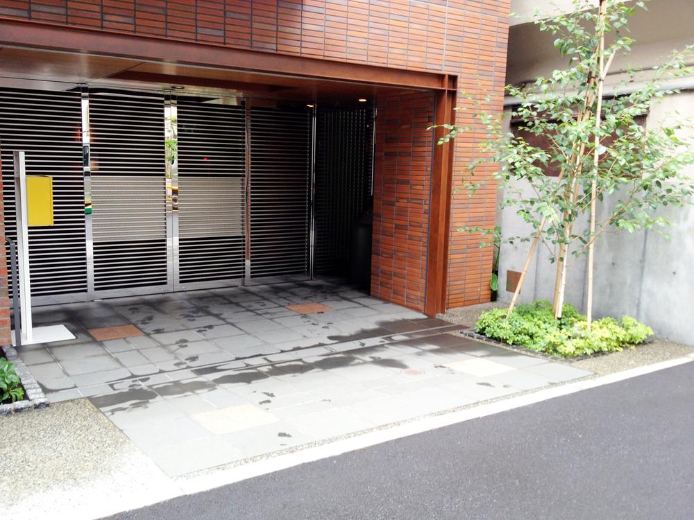 Entrance. Common areas