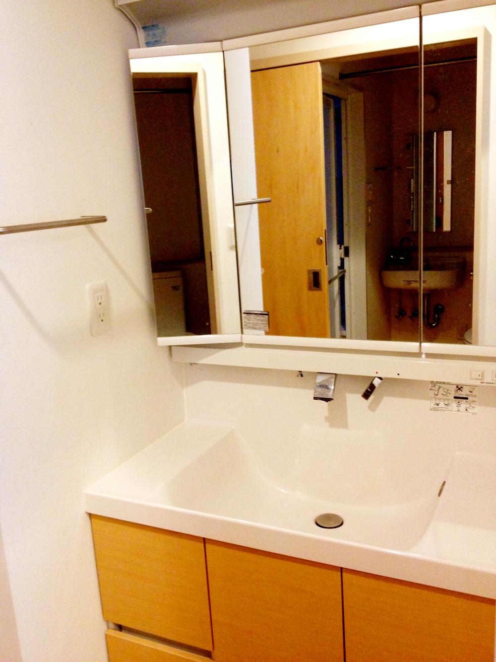 Wash basin, toilet. Local (June 2013) Shooting