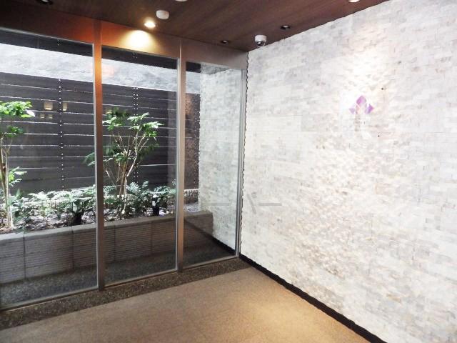 Entrance. Construction housing performance with evaluation / Design house performance with evaluation / Corresponding to the flat-35S / Vibration Control ・ Seismic isolation ・ Earthquake resistant / Seismic fit / 2 along the line more accessible / Fiscal year Available / Energy-saving water heaters / Facing south / System kitchen / Bathroom Dryer / Corner dwelling unit / All room storage / Flat to the station / 24 hours garbage disposal Allowed / Washbasin with shower / Security enhancement / 2 or more sides balcony / South balcony / Bicycle-parking space / Elevator / High speed Internet correspondence / Warm water washing toilet seat / TV monitor interphone / High-function toilet / All living room flooring / water filter / Pets Negotiable / BS ・ CS ・ CATV / Maintained sidewalk / Delivery Box / Movable partition