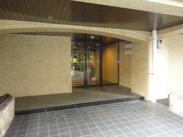 Entrance. Spacious entrance.