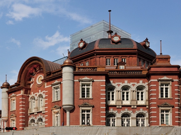 A 15-minute walk "Tokyo" (Station)