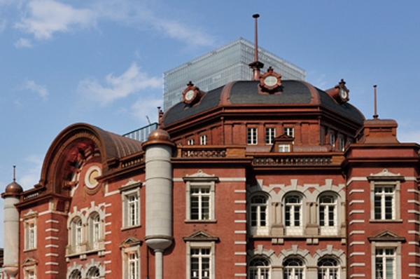 A 15-minute walk "Tokyo" (Station)