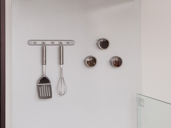 Kitchen.  [ãƒ> ãƒ¼ãƒãƒ¼ã,ãƒƒãƒ ãƒ³ãƒ'ãƒ ãƒ «] The kitchen next to, It has adopted an easy-enamel kitchen panel that was to clean to the dirt, such as oil, feathers.