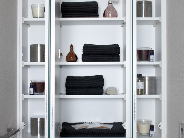 Bathing-wash room.  [Kagamiura storage with triple mirror] Happy in the morning of the dressing, Adopt a large three-sided mirror. Inside is a convenient design that can be used as a movable shelf storage.