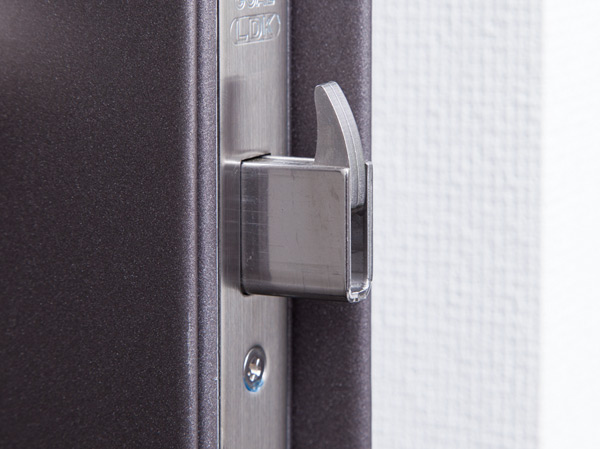 Security.  [Peace of mind ・ Safety of the entrance door] It was installed pin cylinder lock at the top and bottom of the push-pull door handle "double lock". Incorrect lock is difficult to "crime prevention thumb turn". Strong to pry open the key to using such tools "dead with a sickle". Peeping prevention with the cover "door peephole" such as various measures have been applied from the outside.  ※ "Dead with a sickle" same specifications