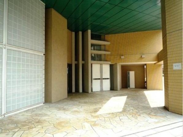 Entrance. Common areas