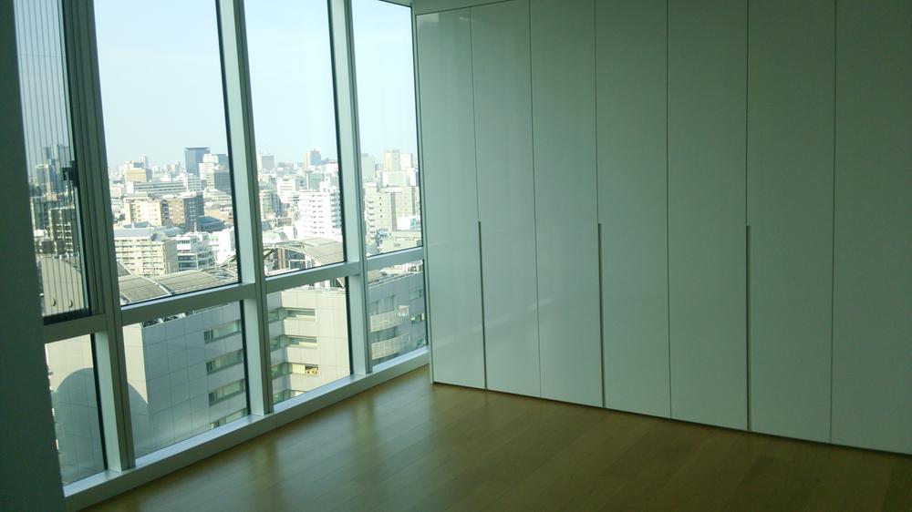 Non-living room. Immediate Available 						 / 							2 along the line more accessible 						 / 							It is close to the city 						 / 							System kitchen 						 / 							Bathroom Dryer 						 / 							Corner dwelling unit 						 / 							Yang per good 						 / 							All room storage 						 / 							top floor ・ No upper floor 						 / 							High floor 						 / 							Security enhancement 						 / 							Elevator 						 / 							Warm water washing toilet seat 						 / 							The window in the bathroom 						 / 							All living room flooring 						 / 							Dish washing dryer 						 / 							water filter 						 / 							24-hour manned management 						 / 							Floor heating