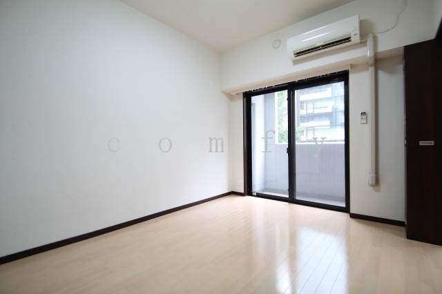 Other room space. Beautiful shape of the bedroom without entering