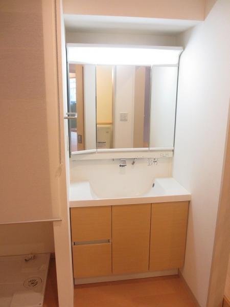 Wash basin, toilet