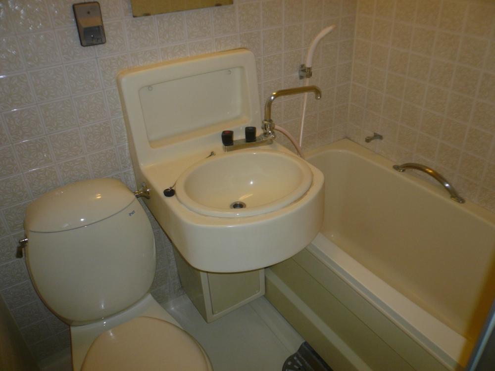 Bathroom. Indoor (11 May 2013) Shooting