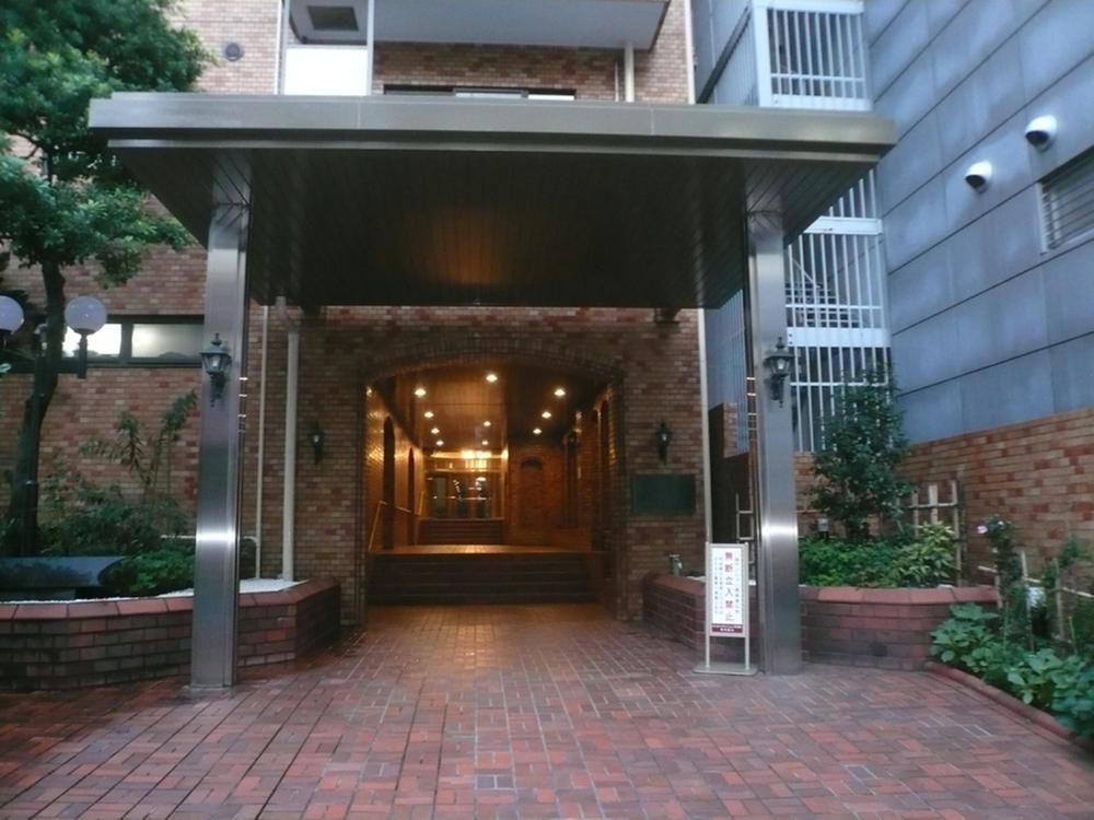 Entrance. Common areas