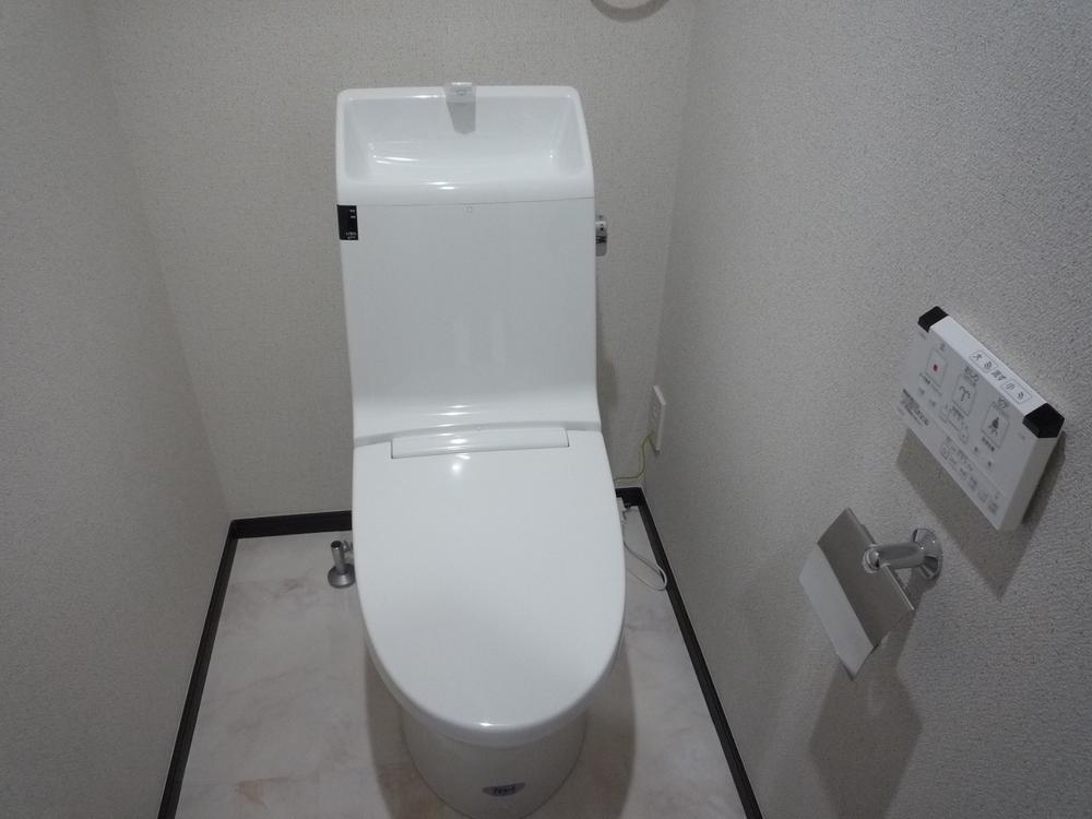 Toilet. Indoor (10 May 2013) Shooting