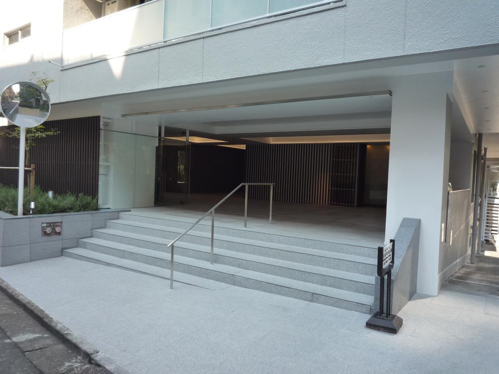 Entrance. Common areas