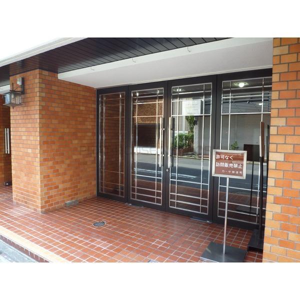 Entrance. Common areas