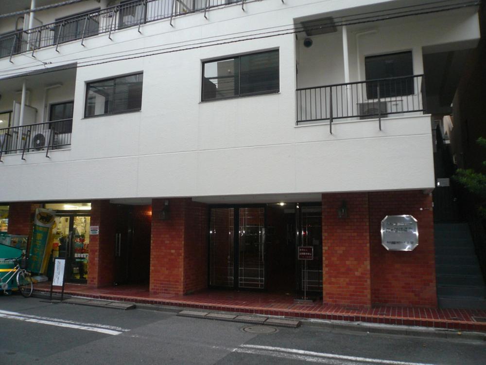Entrance. Common areas