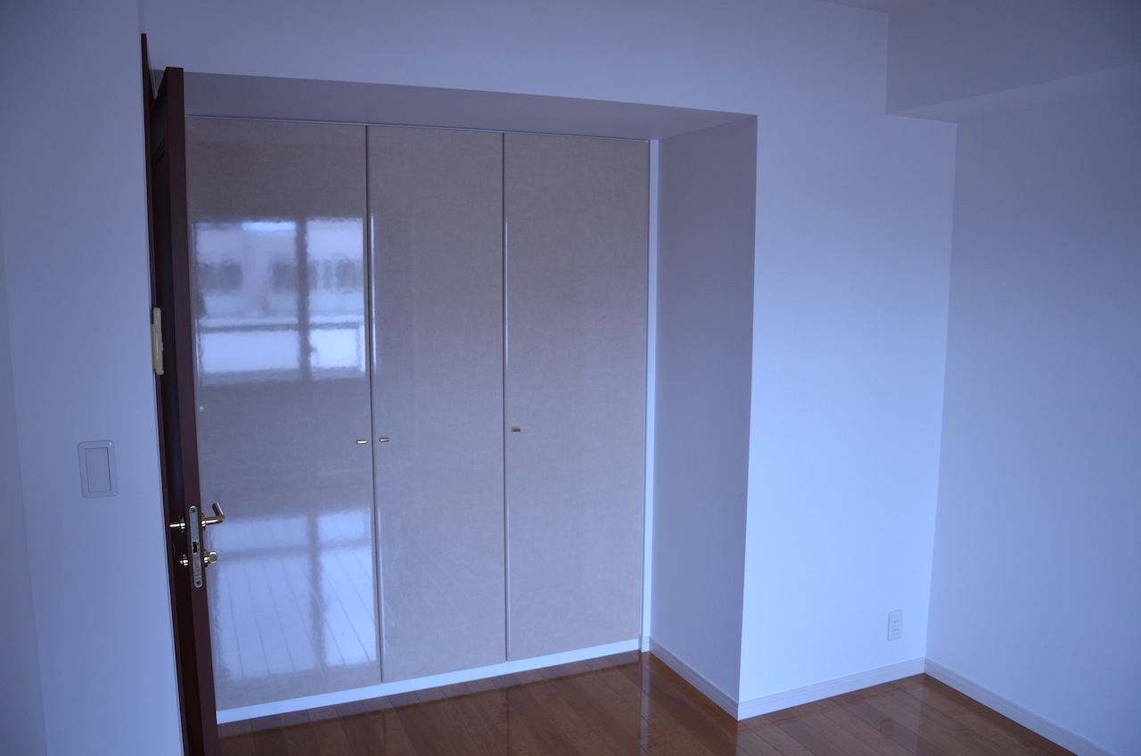 Receipt. Large closet Door shiny, It stuck to the handle