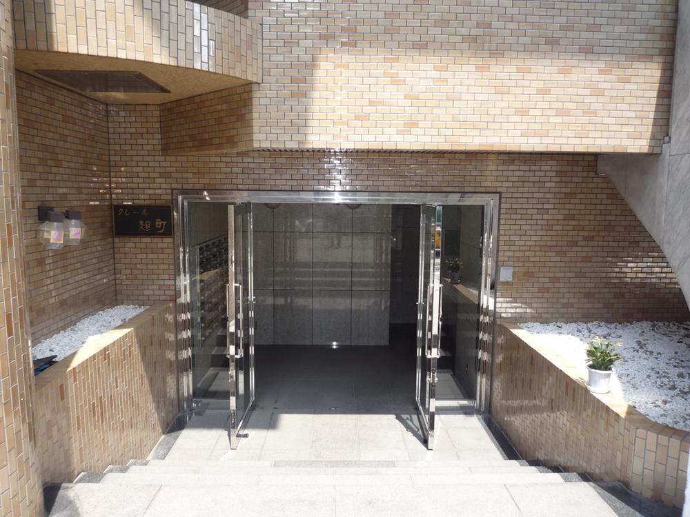 Entrance. Common areas