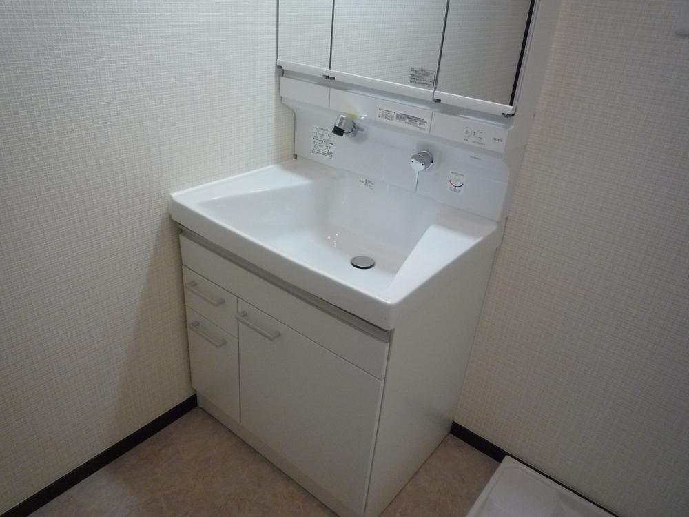Wash basin, toilet. Indoor (11 May 2013) Shooting