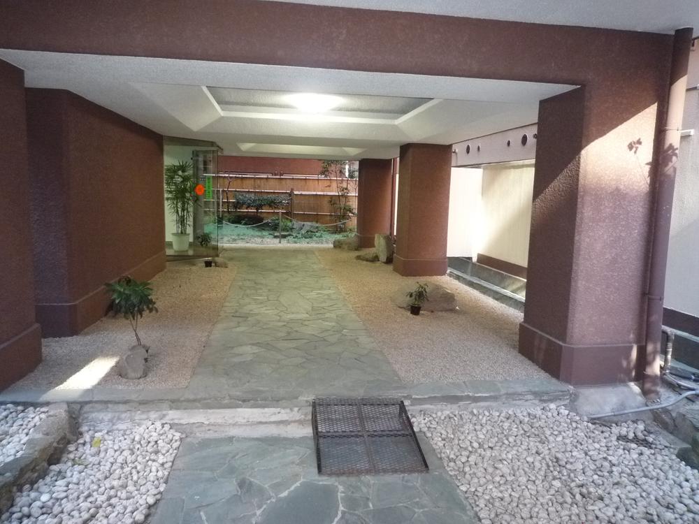 Entrance. Common areas