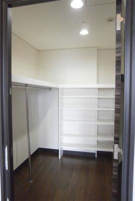 Receipt. Walk-in closet by type reference photograph