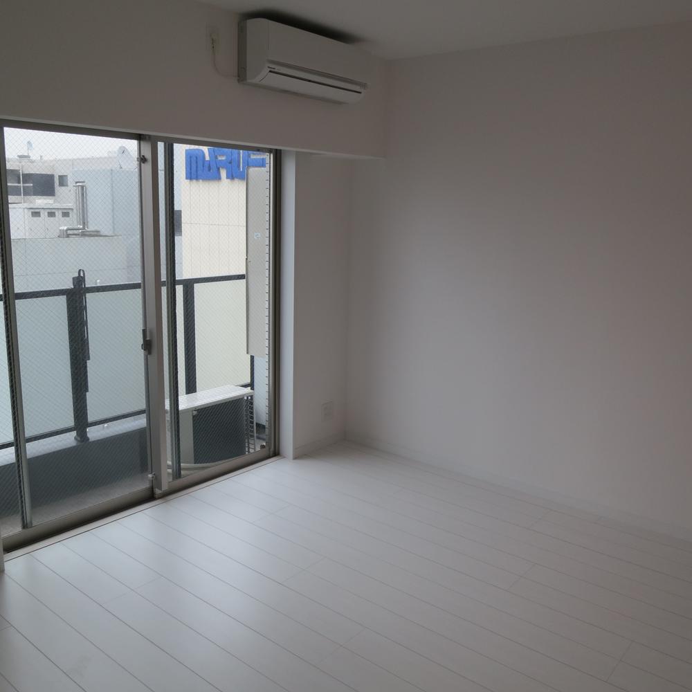 Living. Interior Living (September 2013) Shooting Air conditioning is Installed.