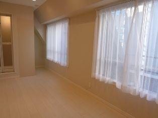 Living. ~ New interior renovation completed ~   ◆ 3-wire is available ◆ "Kudanshita" station 3-minute walk of the station near the location ◆ Management system is good ◆