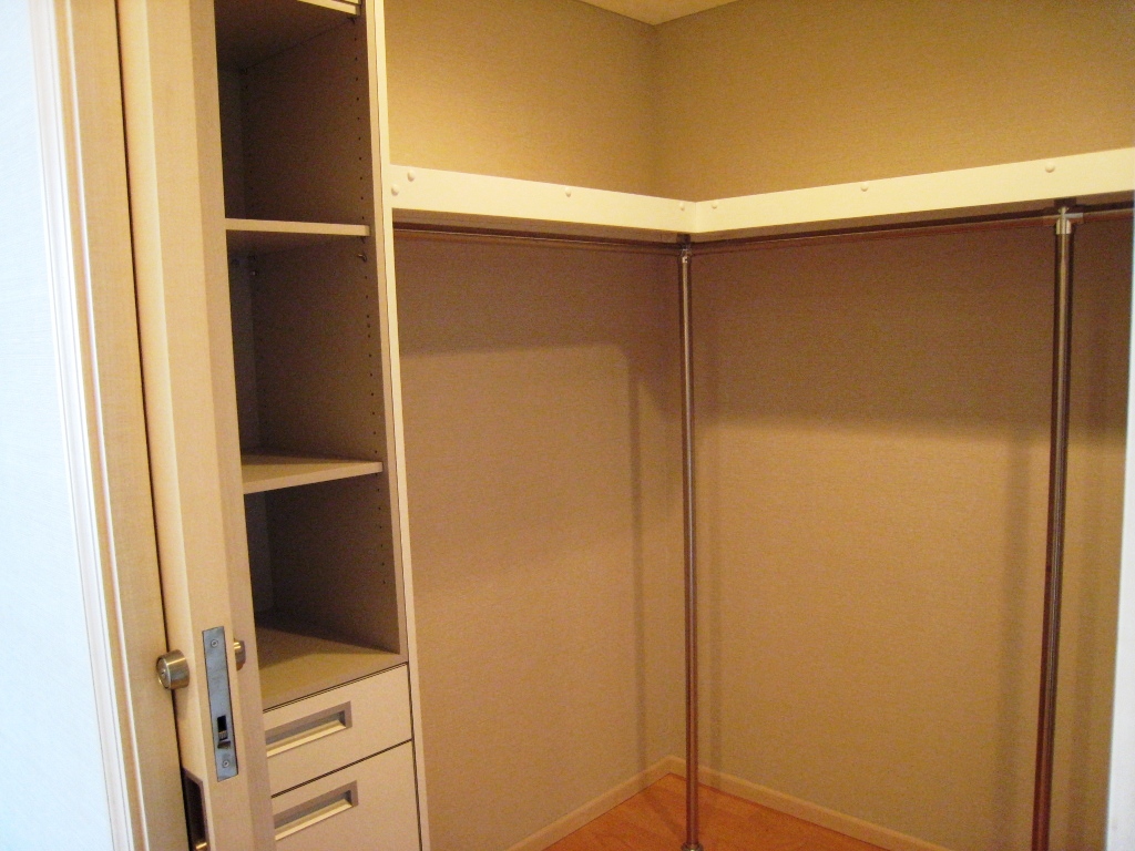 Receipt. Walk-in closet of the master bedroom.